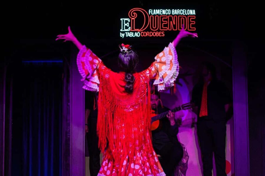 Barcelona: Flamenco Show with Drink at La Rambla - The included drink and the room