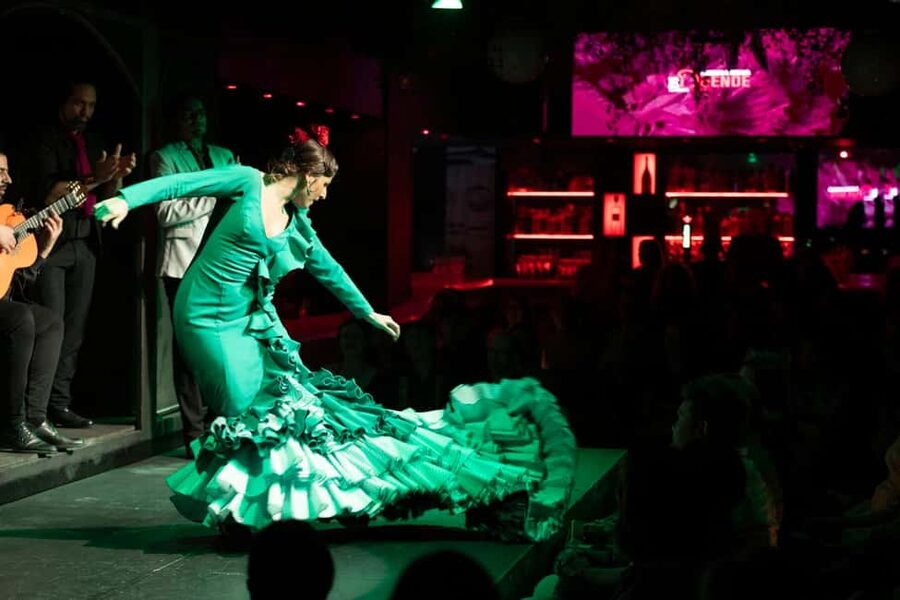 Barcelona: Flamenco Show with Drink at La Rambla - Arriving at El Duende on La Rambla