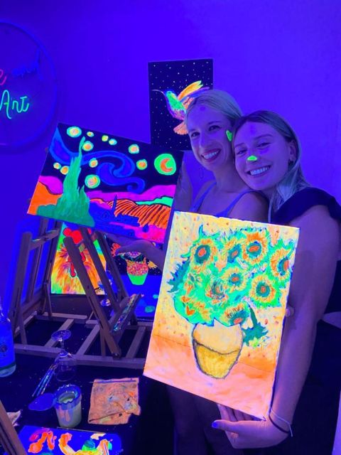 Barcelona: Fluorescent Paint and Wine Workshop - Unlimited wine and a relaxed social setting