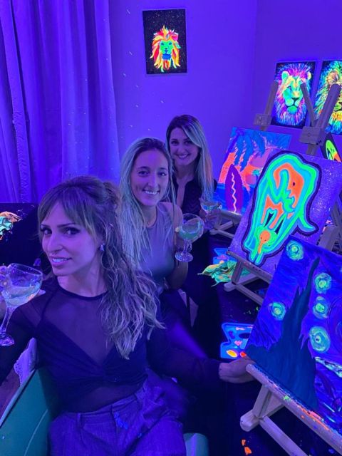 Barcelona: Fluorescent Paint and Wine Workshop - Why the UV room is worth the extra attention