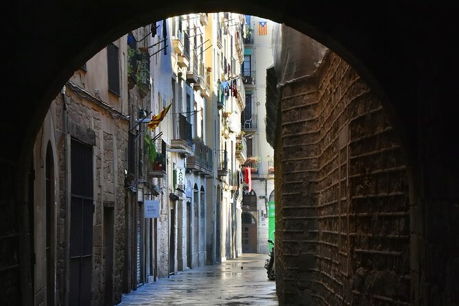 Barcelona Food Tour: Tapas, Paella, Sangria & 8+ Local Tastings - The guides make the difference