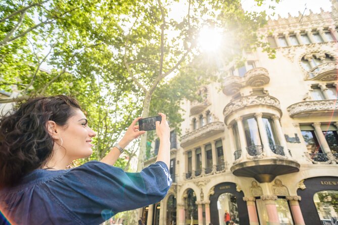 Barcelona Gaudi and Sagrada Familia Tour - La Pedrera and Gaudi’s construction battles