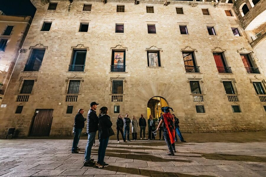 Barcelona: Gothic Quarter Ghosts and Legends Walking Tour - Why the guide matters so much