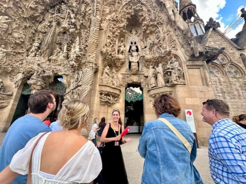 Barcelona: Gothic Quarter, Sagrada Familia & Park Güell Tour - Park Güell, mosaic details, and hilltop views