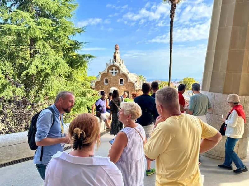 Barcelona: Gothic Quarter, Sagrada Familia & Park Güell Tour - Walking through the Gothic Quarter and Jewish Quarter