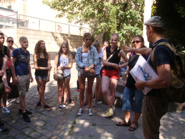 Barcelona: Gothic Quarter Walking Tour - Cloisters, eggs, and royal fears