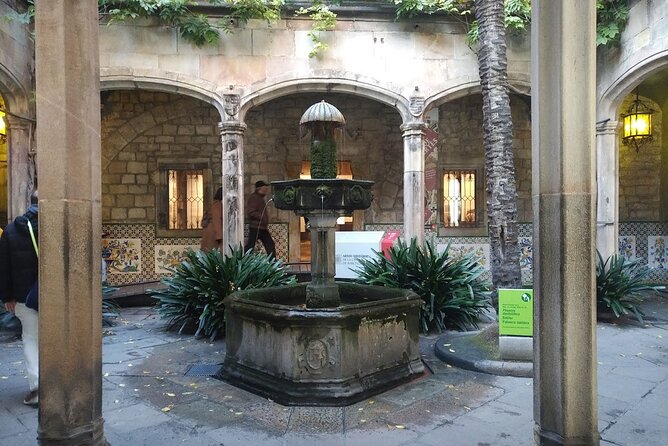 Barcelona Gothic Quarter Walking Tour with Tapas - Starting at Plaça de Catalunya at 4pm