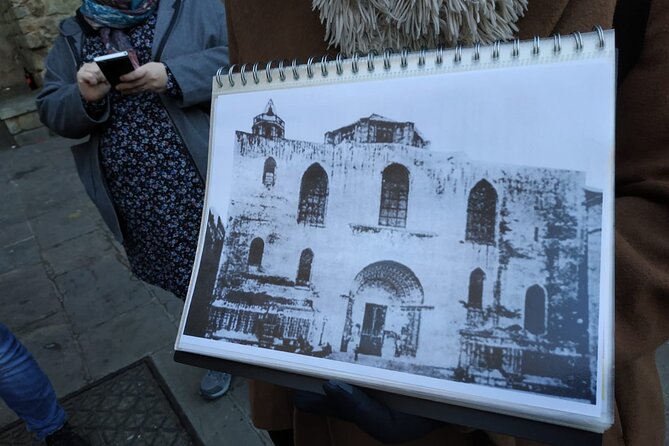 Barcelona Gothic Quarter Walking Tour with Tapas - Pont del Bisbe and a Gothic Quarter photo stop