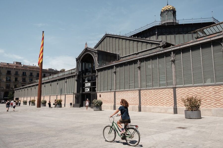 Barcelona: Guided Bike or E-Bike City Tour - At a glance