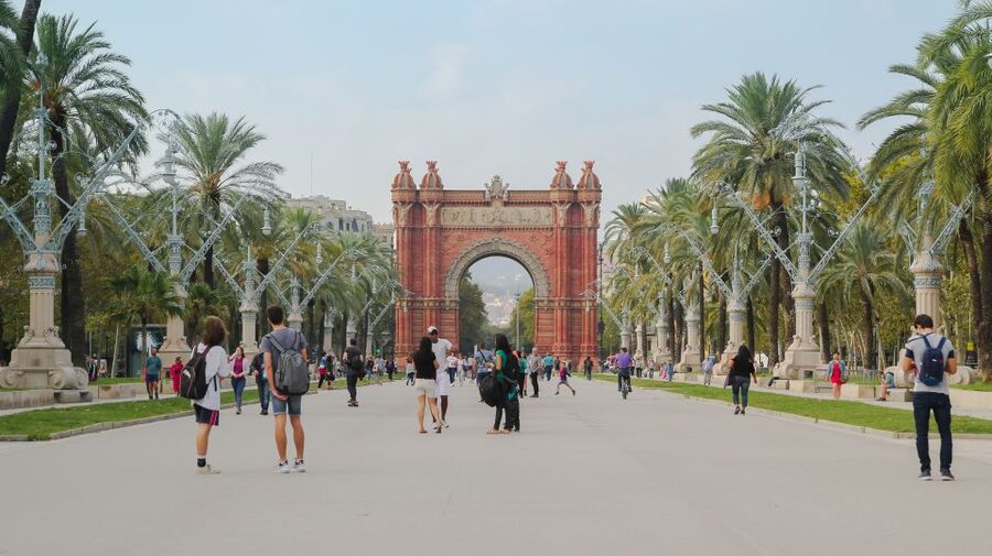 Barcelona: Guided Bike or E-Bike City Tour - Guides, group size, and the feel of the ride