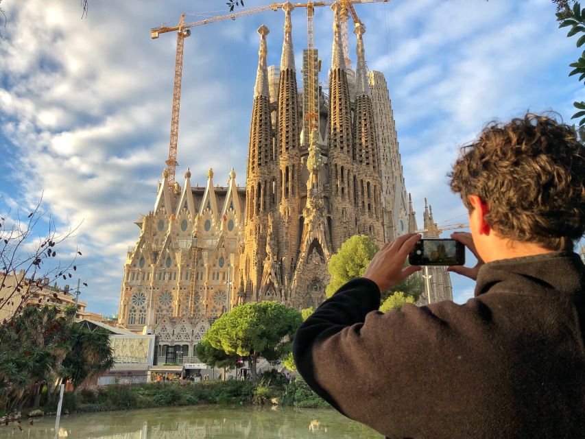 Barcelona: Guided Bike or E-Bike City Tour - Starting in Plaça Reial and entering the old city