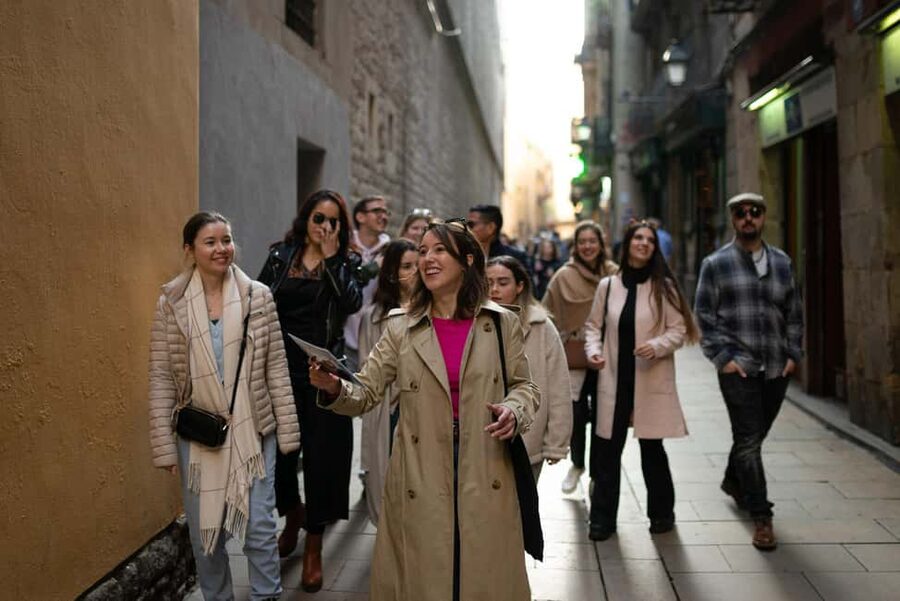 Barcelona: Guided Walking Tour - What the guides add to the walk
