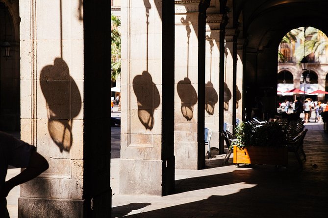 Barcelona Highlights & Hidden Gems Private Tour - What the strongest guides bring to the walk