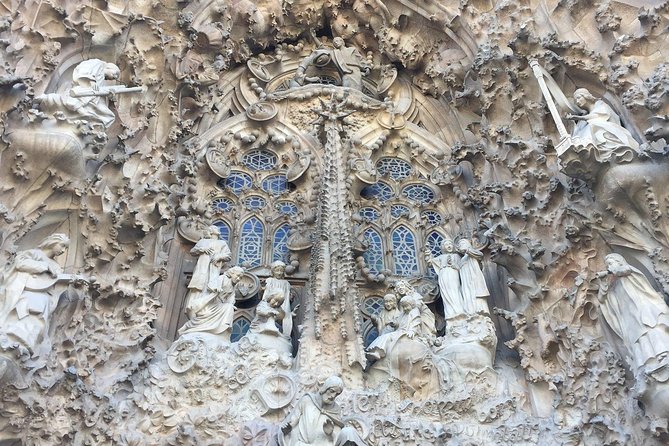 Barcelona: Highlights of Sagrada Familia Max 6 People Guided Tour - Reading Gaudí’s architecture from the inside