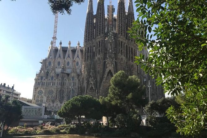 Barcelona: Highlights of Sagrada Familia Max 6 People Guided Tour - What the two-hour format does well