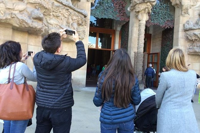 Barcelona: Highlights of Sagrada Familia Max 6 People Guided Tour - Meeting point, timing, and cancellation
