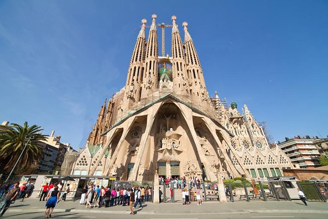 Barcelona Highlights Tour and Montserrat Monastery with Hotel Pick-up - Gaudi Along Passeig de Gracia