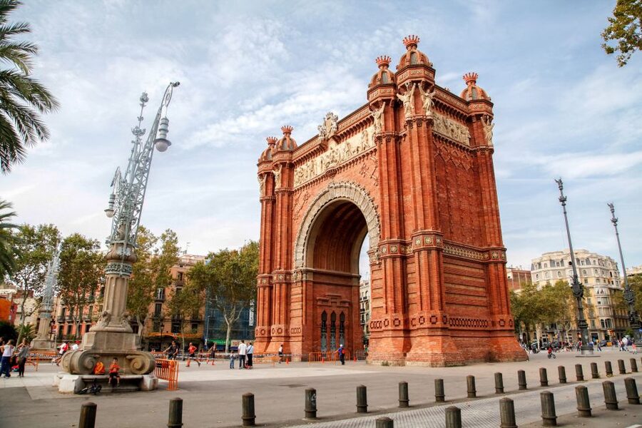 Barcelona Historical 3-Hour Bike Tour - The guides shape the experience