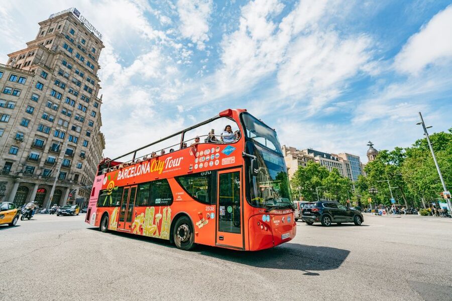 Barcelona: Hop-On Hop-Off Bus & Aquarium Tour - The green East route, from Barceloneta to Park Güell
