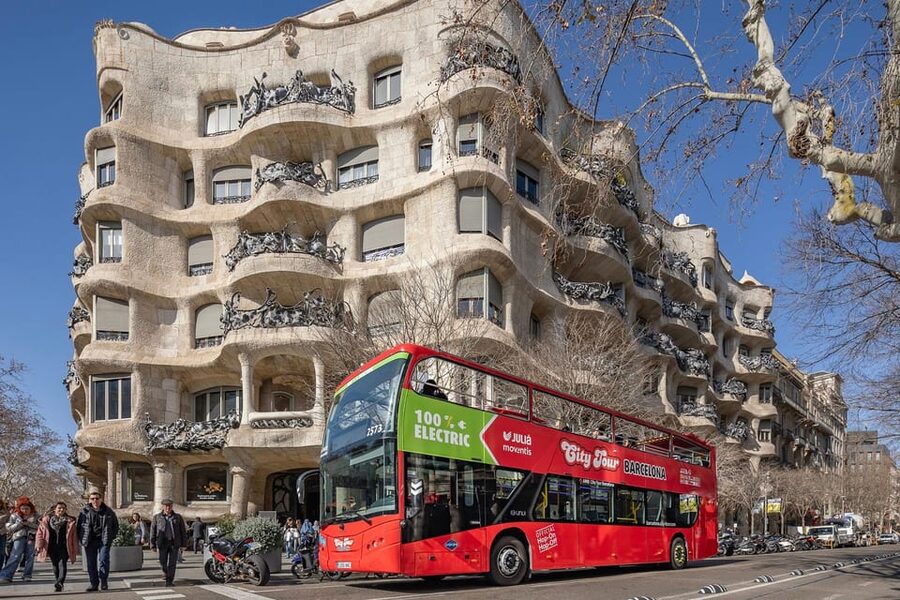 Barcelona: Hop-On Hop-Off Bus & Aquarium Tour - What you get at the Barcelona Aquarium