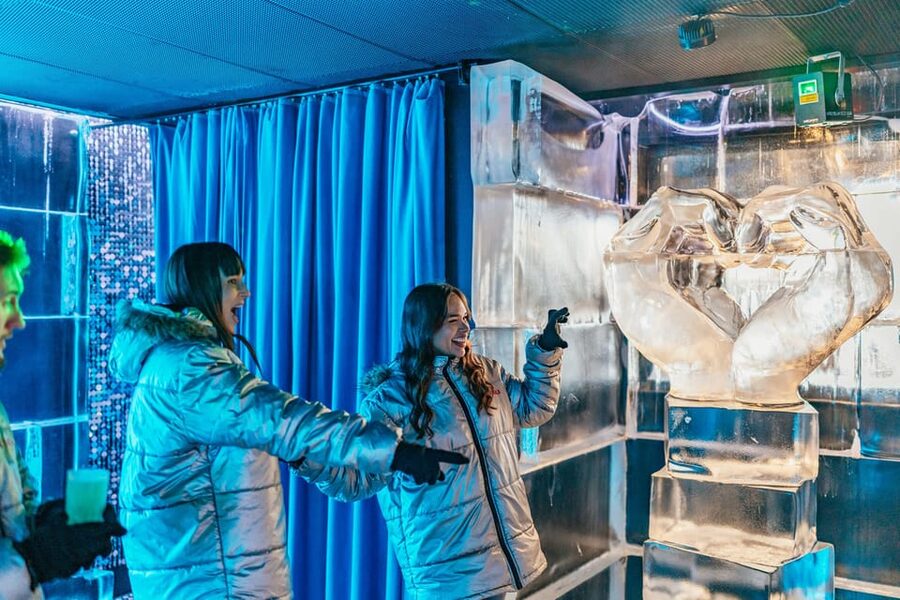 Barcelona: Icebar experience, located at the beach !! - Choosing your drink in an ice glass
