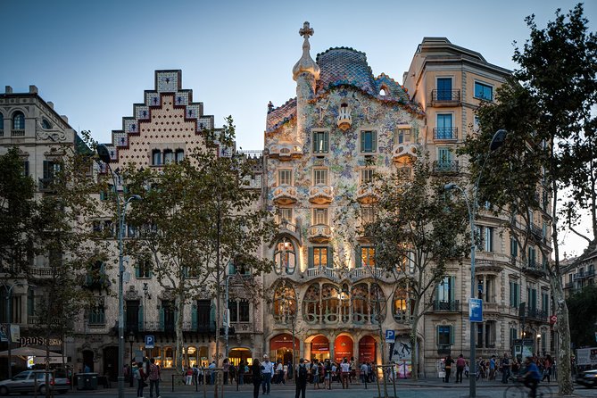 Barcelona in 1 Day: Sagrada Familia, Park Guell,Old Town & Pickup - Two hours in the Gothic Quarter