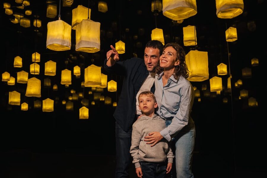 Barcelona: Interactive Art Installation by IKONO - Moving through more than 10 themed rooms