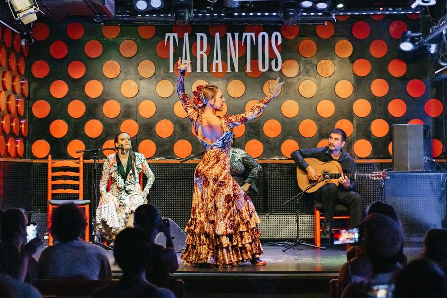 Barcelona: Los Tarantos Flamenco Show - Entering the Tablao in Plaça Reial
