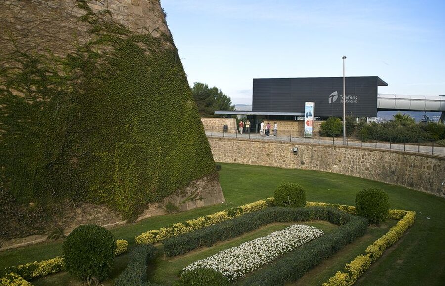 Barcelona: Montjuïc Cable Car Ticket with Audio Guide - Why the two-tour format works