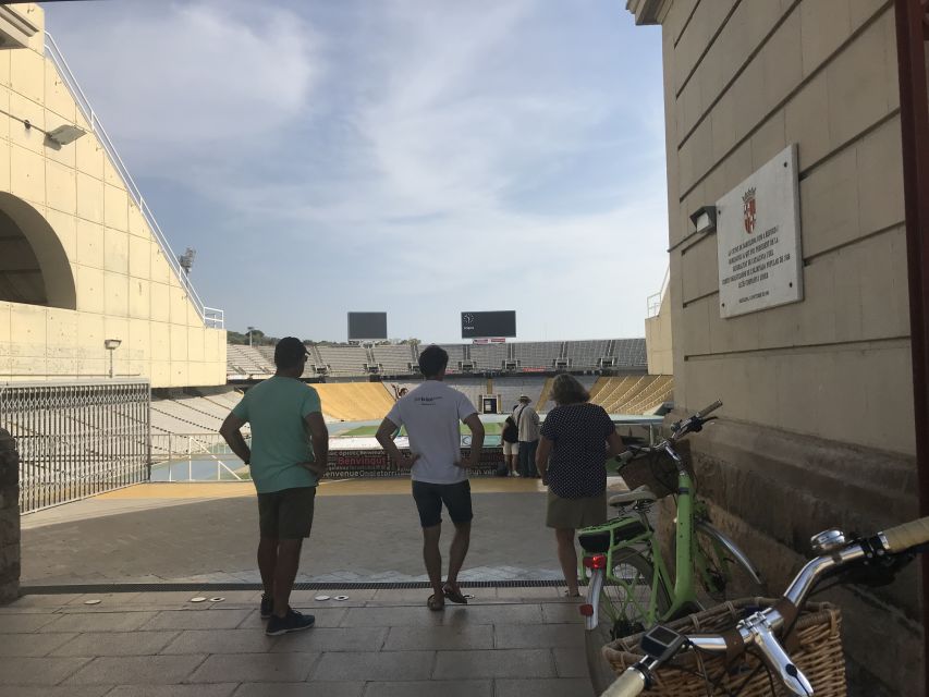 Barcelona: Montjuic Hill E-Bike Tour - Riding back through El Raval and the old quarters