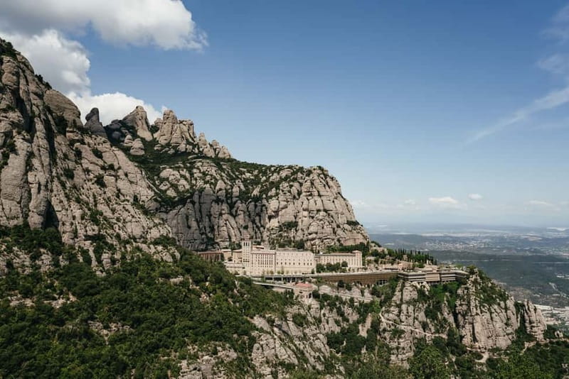 Barcelona: Montserrat and Winery Tour with Tapas or Lunch - Oller del Mas, wine, and Catalan food
