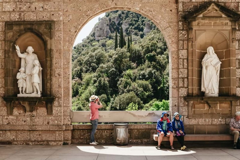 Barcelona: Montserrat and Winery Tour with Tapas or Lunch - Starting at Barcelona Nord