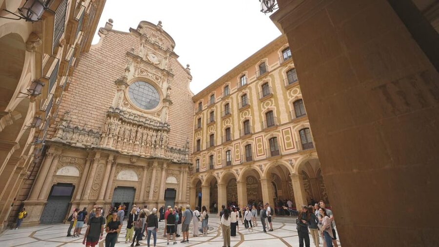 Barcelona: Montserrat Tour with Lunch & Wine Tasting Option - Transport, timing, and group size