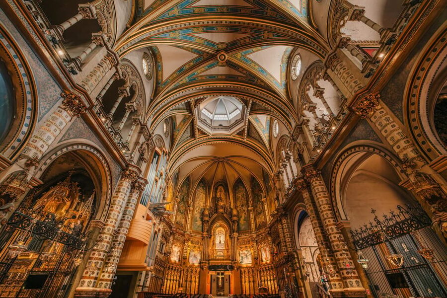 Barcelona: Montserrat Visit & Lunch at Farmhouse Small Group - Entering the Montserrat Abbey