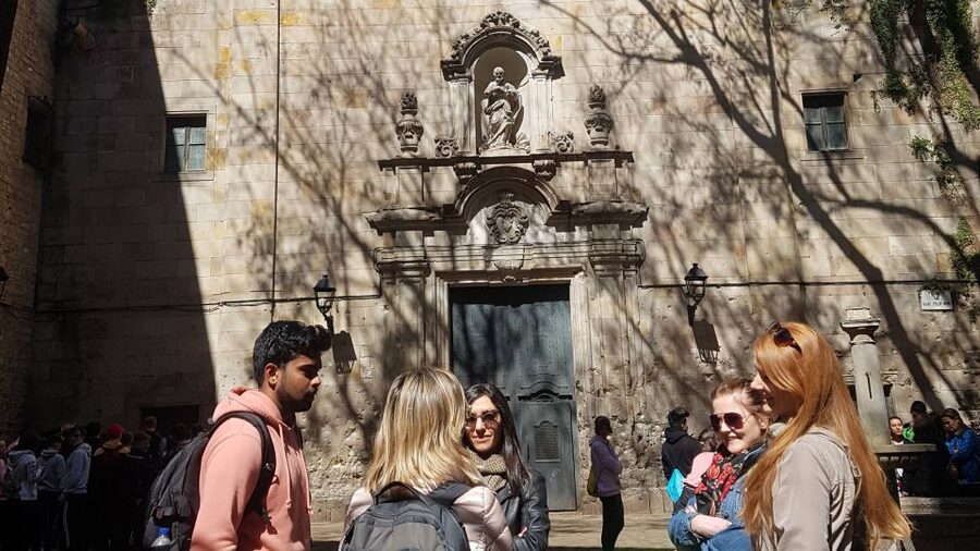 Barcelona: Old Town and Gothic Quarter Walking Tour - Barcelona Cathedral and Catalan Gothic style