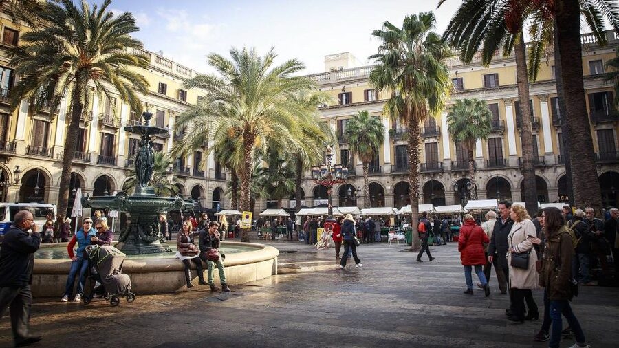Barcelona: Old Town and Gothic Quarter Walking Tour - Plaça Reial and the social side of the Old Town