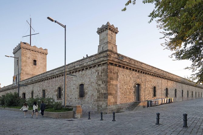 Barcelona: Old Town, Montjuic Castle, Cable Car Small Group Tour - Montjuïc Castle and the city from above