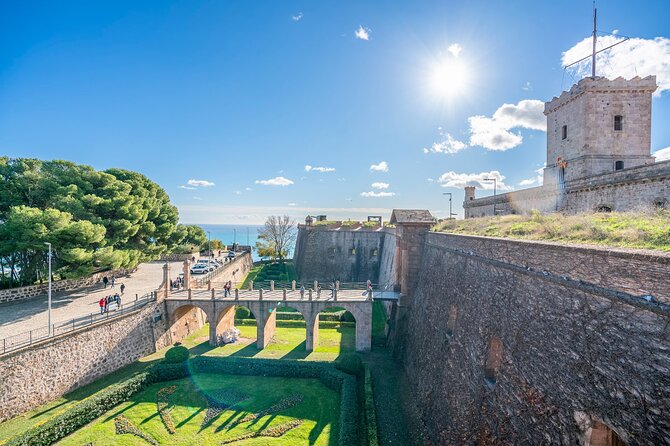 Barcelona: Old Town, Montjuic Castle, Cable Car Small Group Tour - How much walking should you expect?