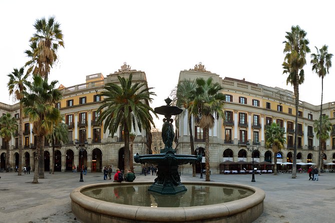Barcelona Old Town Night Small Group Tour with Tapas & Flamenco - Walking Through the Gothic Quarter