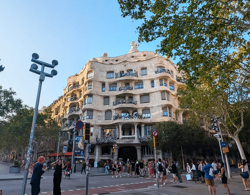 Barcelona: Old Town Private Walking Tour of Past and Present - Choosing your final chapter