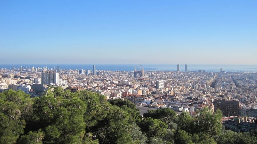 Barcelona: Park Güell Guided Tour - The main square and Barcelona views