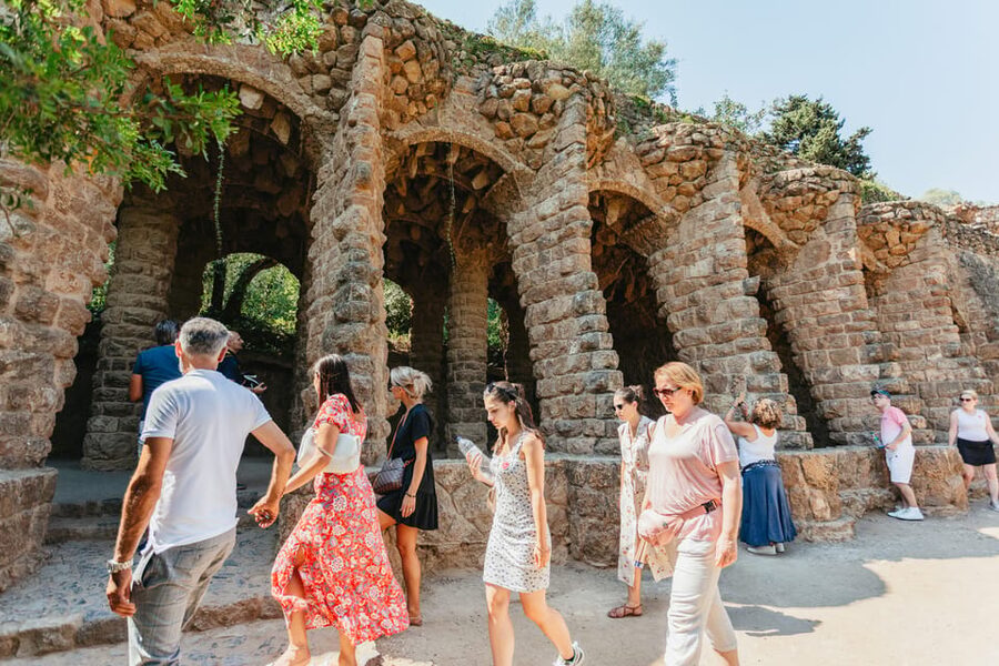 Barcelona: Park Güell Guided Tour & Priority Access - How the Guides Shape the Experience