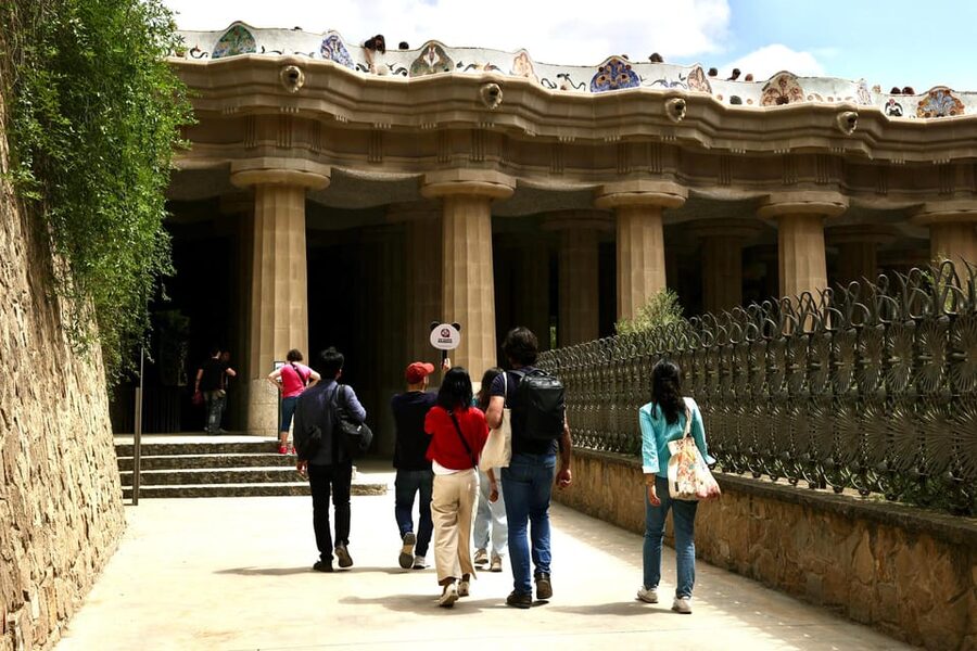Barcelona: Park Güell Guided Tour with Fast-Track Access - The Guides Make the Difference