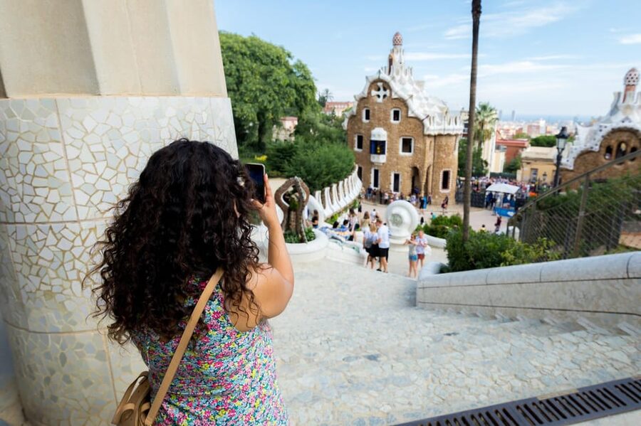Barcelona: Park Guell Guided Tour with Skip The Line Entry - Group size, languages, and listening conditions