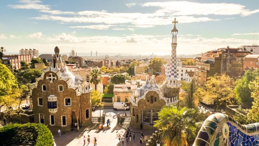 Barcelona: Park Güell & La Sagrada Familia Tickets and Tour - What the guides add to the experience