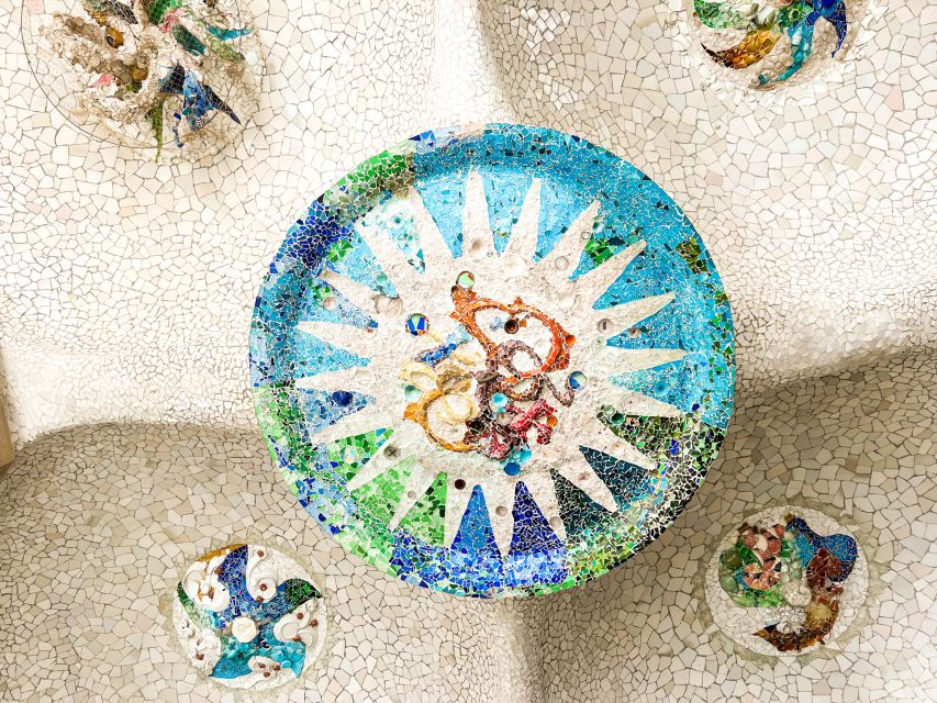 Barcelona: Park Güell & La Sagrada Familia Tickets and Tour - Meeting the guide at Park Güell