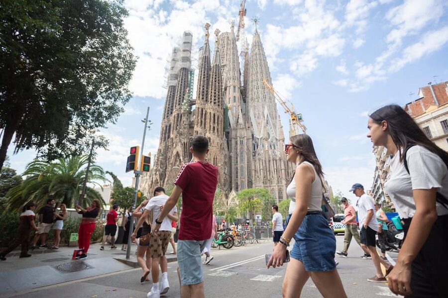 Barcelona: Park Güell & Sagrada Familia Guided Tour - Inside Sagrada Familia for about 75 minutes