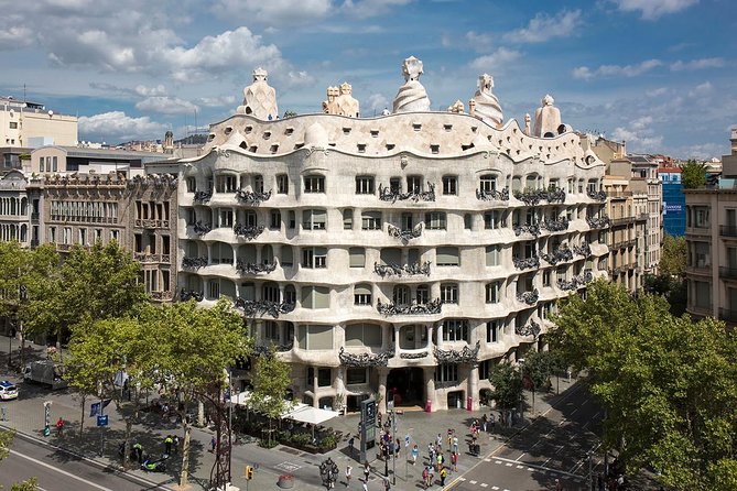 Barcelona Pass: Save up to 50% - Includes Sagrada Familia - Football, beer, and evening entertainment