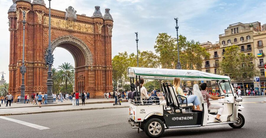 Barcelona: Private City Tour by Eco Tuk Tuk - Arc de Triomf and La Monumental