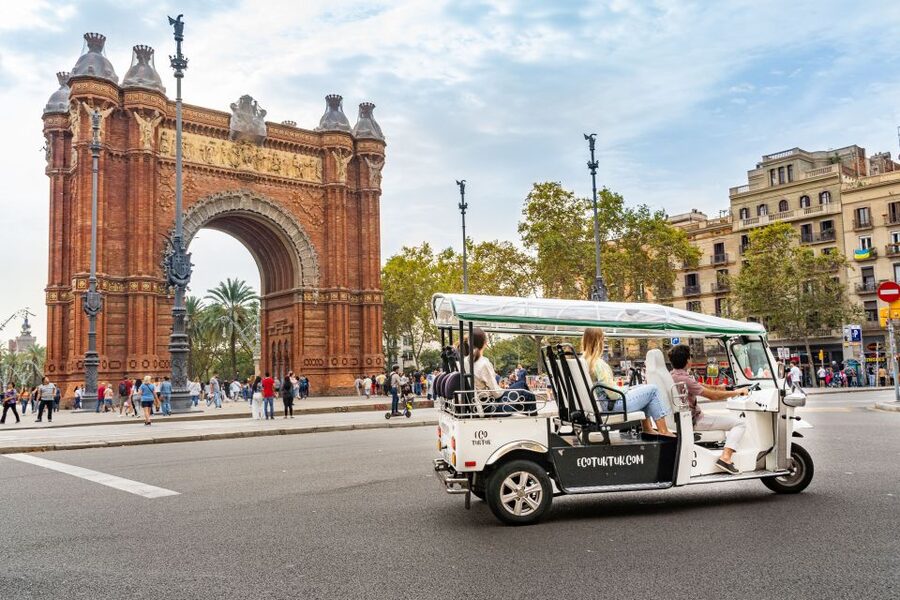 Barcelona: Private City Tour by Eco Tuk Tuk - Casa Milà and Casa Batlló on Passeig de Gràcia